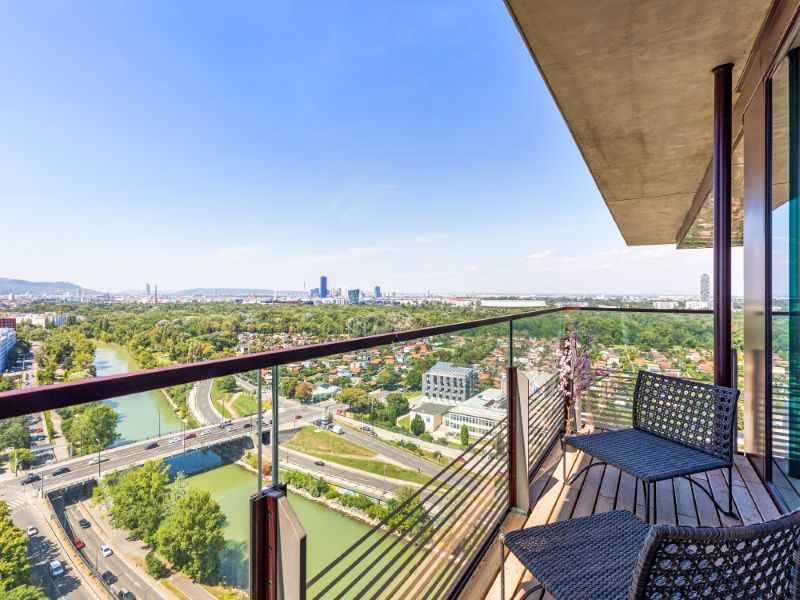 Blick auf die Stadt und den Kanal von der Terrasse